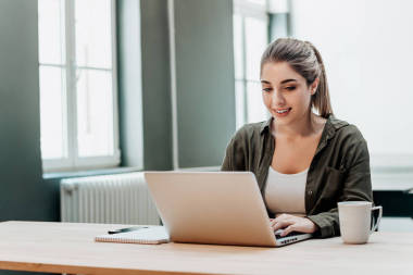 使用便攜式筆記本電腦的女學(xué)生