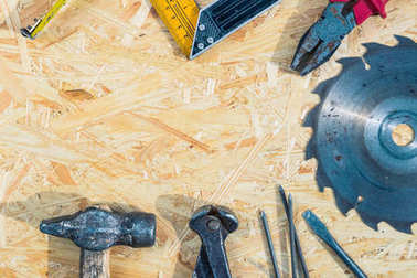 在與副本空間 osb 面板上設(shè)置的工具。工作場所木匠木制背景上。頂視圖