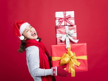 幸福的女人買圣誕禮物圖片