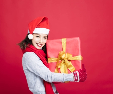 幸福的女人展示圣誕禮品盒
