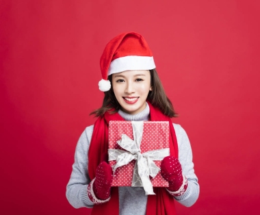 幸福的女人展示圣誕禮品盒