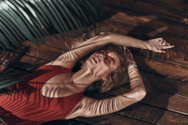 金發(fā)女人，紅色泳衣