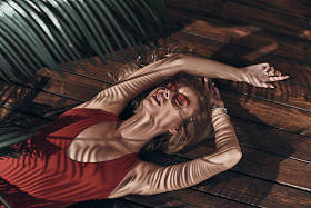 金发女人，红色泳衣