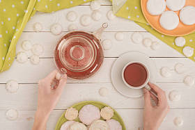 女人与茶和棉花糖照片