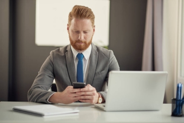 年輕英俊的男人