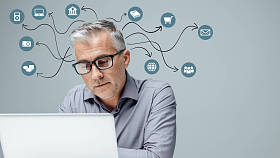 使用笔记本电脑的专业商人