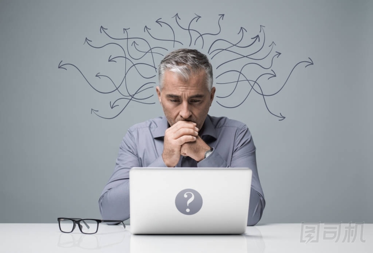 與筆記本電腦打交道的商人