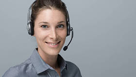 微笑与耳机的美丽女人照片