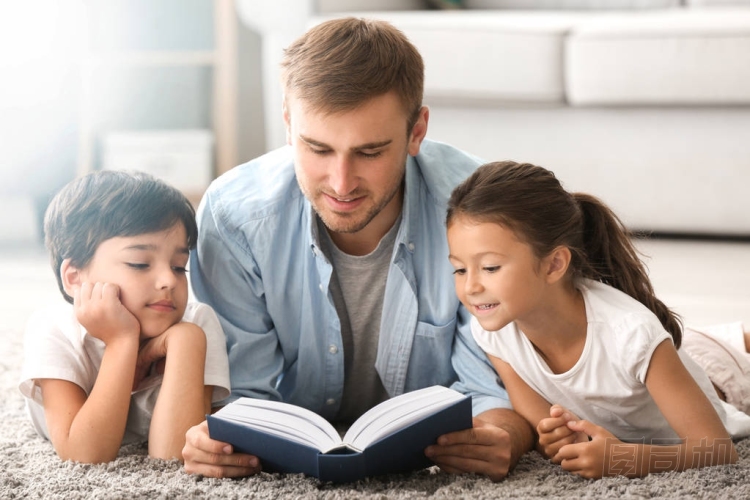 小男孩和他的孩子們在家看書