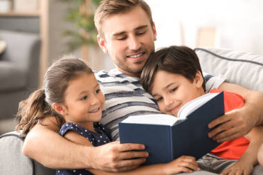 小男孩和他的孩子們在家看書圖片