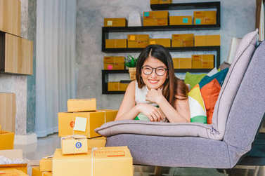 年轻的亚洲业务的女人在家工作 年轻的亚洲业务的女人在家工作