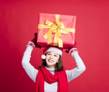 幸福的女人展示圣誕禮物 