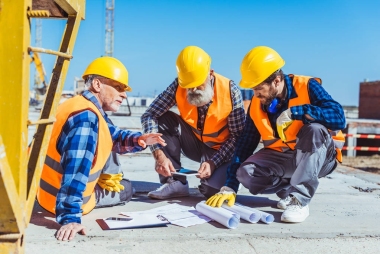 建筑工人討論建設(shè)計劃