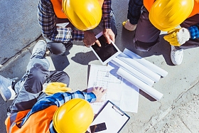 建筑工人讨论建设计划