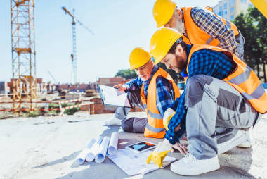建筑工人看建筑圖照片