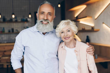 幸福的高级夫妇在咖啡馆图片