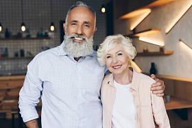 幸福的高级夫妇在咖啡馆图片