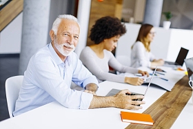 在现代的办公室里工作的业务团队