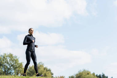 在草場上慢跑的女人圖片