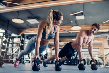 在健身房中的幾個(gè)