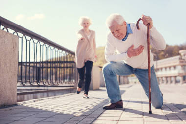 在街上心臟病發(fā)作的人圖片