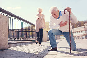 在街上心脏病发作的人图片