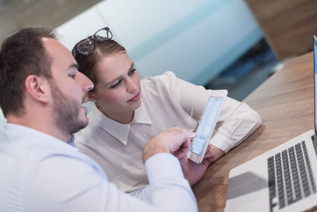 业务人工作与平板电脑在启动时办公室 业务人工作与平板电脑在启动时办公室