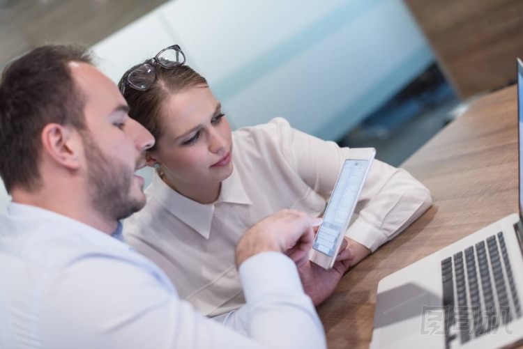 業(yè)務(wù)人工作與平板電腦在啟動(dòng)時(shí)辦公室