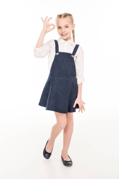 孩子顯示 ok 的手勢照片