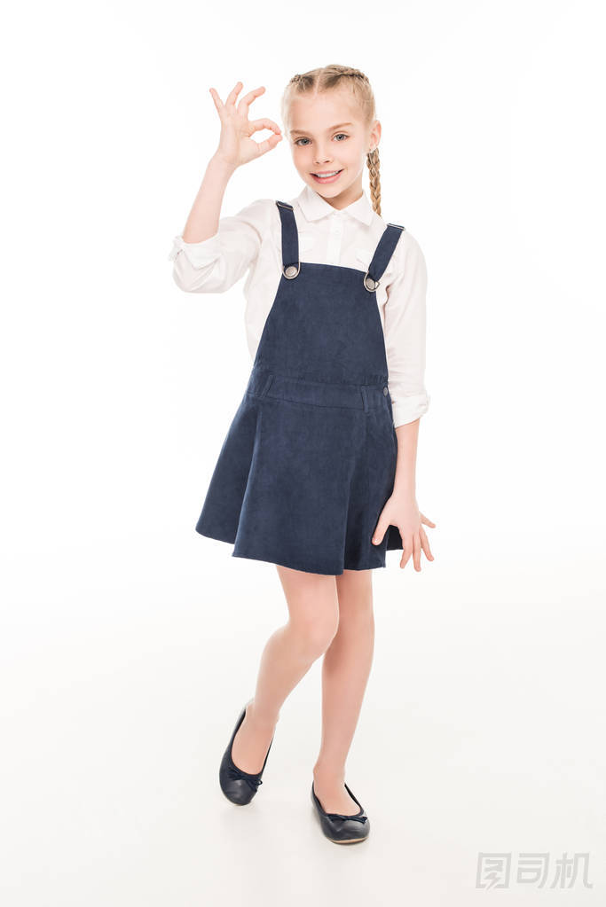 孩子顯示 ok 的手勢照片