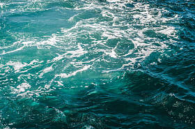 海的绿松石蓝色表面图片