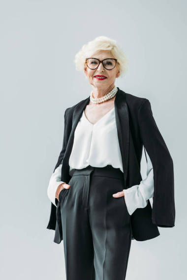 身著黑色西裝和珍珠項(xiàng)鏈