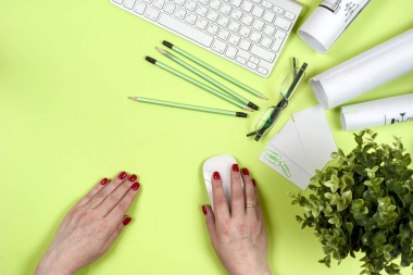 建筑師在藍(lán)圖上工作