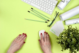 建筑师在蓝图上工作