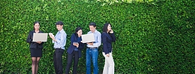 女商人和使用 lapto 的办公室外面工作的商人