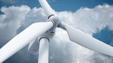 藍(lán)藍(lán)的天空背景上的美麗白色風(fēng)車