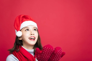 快樂(lè)的女孩，頭戴圣誕帽，抬頭