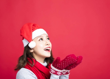 快樂(lè)的女孩，頭戴圣誕帽，抬頭