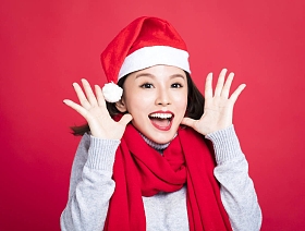 圣诞女郎穿着圣诞老人的帽子和惊讶