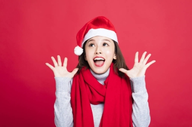 圣誕女郎穿著圣誕老人的帽子和驚訝