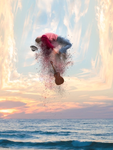 懸浮的帽子和吉他的男人