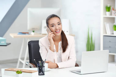 漂亮的年轻女人  