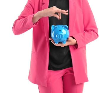 有储蓄罐的年轻女人图片