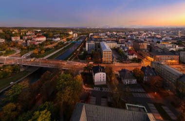 全景图的城市天际线在晚上在俄斯特拉发
