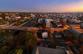 全景图的城市天际线在晚上在俄斯特拉发