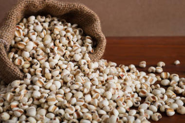 薏米在麻袋上仿古木背景