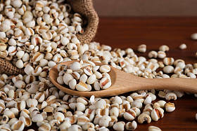 仿古木背景木勺薏米.图片