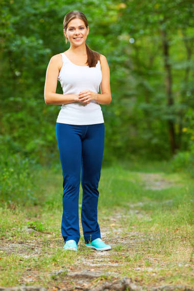 微笑的女士站在公园图片