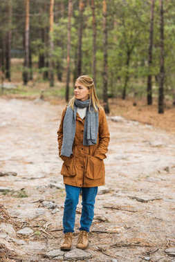 在森林里孤独的女人图片