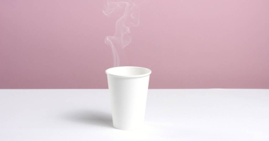 把熱水水倒進(jìn)了一杯水圖片